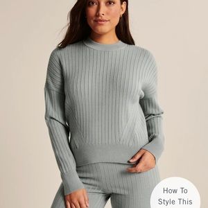 Abercrombie & Fitch | LuxeLoft Crew Sweater | Light Green | Size M